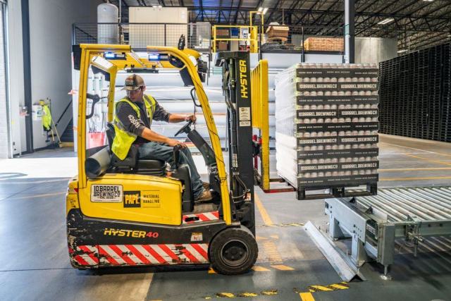 Sécurité d'un entrepôt logistique Quai de chargement d'un entrepôt logistique en fin de journée